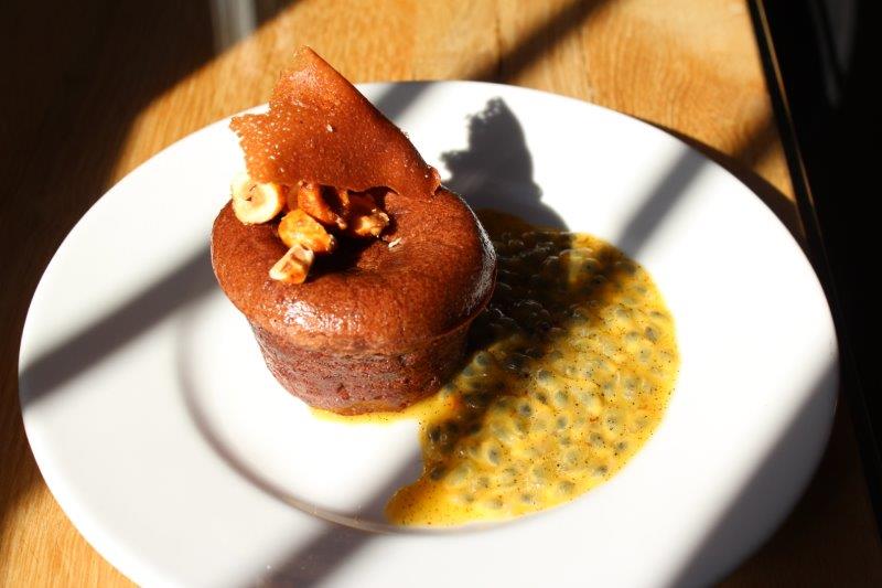 Fondant chocolat « cœur-carmel », vinaigrette acidulée aux fruits de la passion