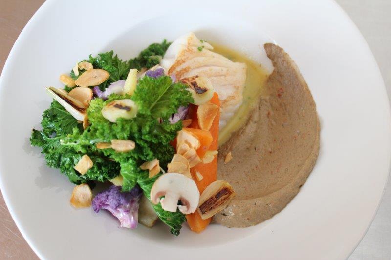 Poisson du marché aux légumes oubliés, caviar d’aubergine à l’huile de sésame, chips d’ail