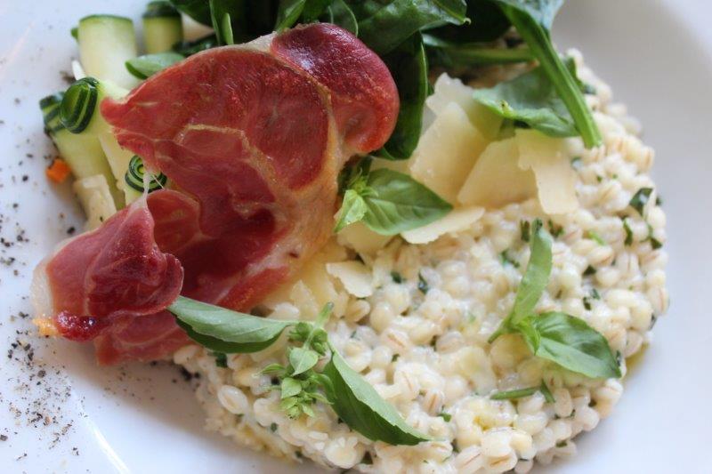 Risotto crémeux de céréales, bouillon d’épinards, légumes de saison et vieux parmesan